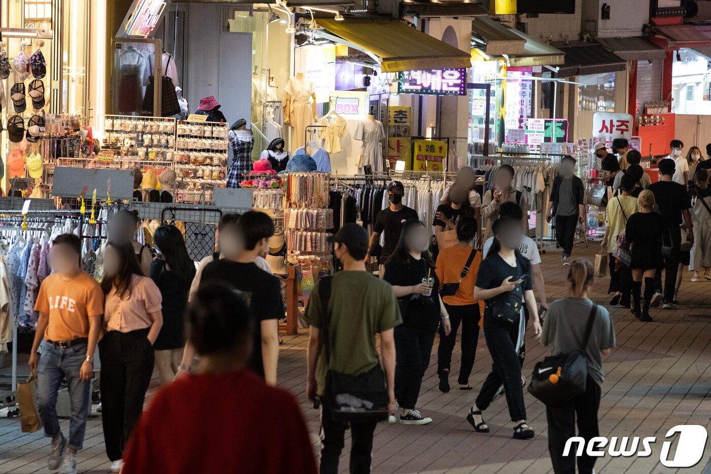 본문 이미지 - 신종 코로나바이러스 감염증(코로나19) 확진자가 1,000명을 넘어선 6일 밤 서울 홍대 앞 거리가 시민들로 붐비고 있다. 방역당국과 각 광역지방자치단체의 집계에 따르면 이날 0시부터 6시까지 전국 코로나19 확진자는 총 1,009명 발생한 것으로 확인됐다. 일일 신규 확진자 수가 1000명 대를 넘어선 것은 올해 1월 3일 1020명 이후 약 6개월 만이다. 하루 최다 확진자 수는 지난해 12월 25일 기록한 1240명이다. 2021.7.6/뉴스1 ⓒ News1 유승관 기자
