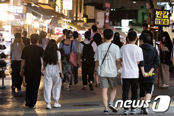 지난 7월6일 밤 서울 홍대 앞 거리가 시민들로 붐비고 있다. 2021.7.6/뉴스1 © News1 유승관 기자