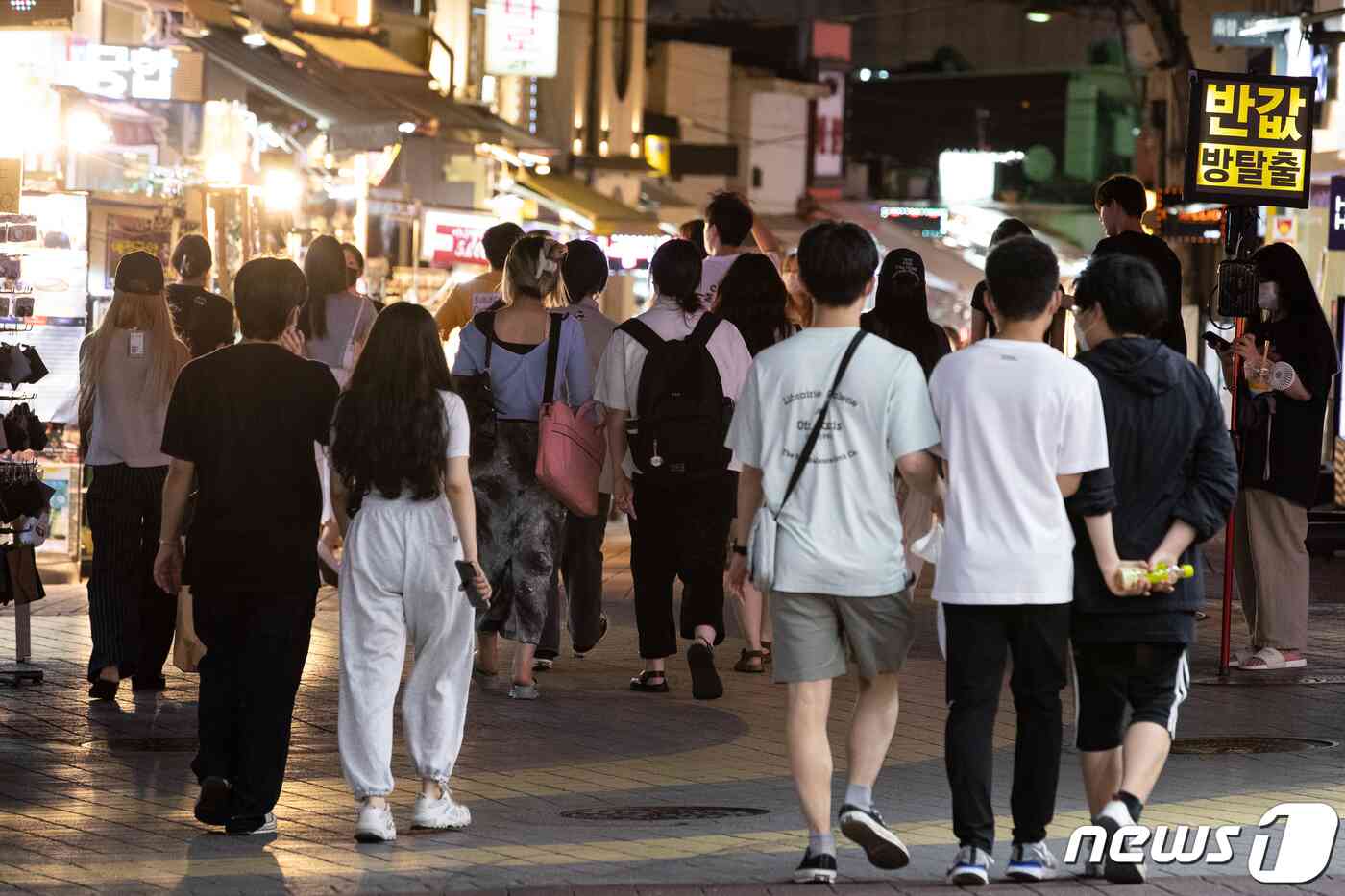 지난 7월6일 밤 서울 홍대 앞 거리가 시민들로 붐비고 있다. 2021.7.6/뉴스1 © News1 유승관 기자