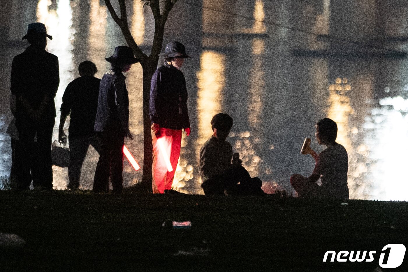 본문 이미지 - 서울시 한강사업본부 직원들이 6일 밤 여의도 한강공원에서 시민들에게 10시 이후 야간 음주금지 안내 및 계도 활동을 하고 있다. 6일부터 공원과 한강 등 야외에서 오후 10시 이후 음주가 금지된다. 음주행위가 적발되면 우선 계도하고, 이에 불응하면 10만원 이하의 과태료를 부과한다. 25개 공원은 6일 오후 10시부터, 한강공원은 7일 0시부터, 청계천은 7일 오후 10시부터 행정명령 효력이 발생한다. 한편 방역당국과 각 광역지방자치단체의 집계에 따르면 이날 0시부터 6시까지 전국 코로나19 확진자는 총 1,009명 발생한 것으로 확인됐다. 일일 신규 확진자 수가 1000명 대를 넘어선 것은 올해 1월 3일 1020명 이후 약 6개월 만이다. 유승관 기자