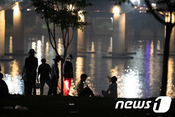 '4단계 격상' 한강공원 '야간음주' 집중 단속…경찰 포함 3672명 투입 - Vimarsana News