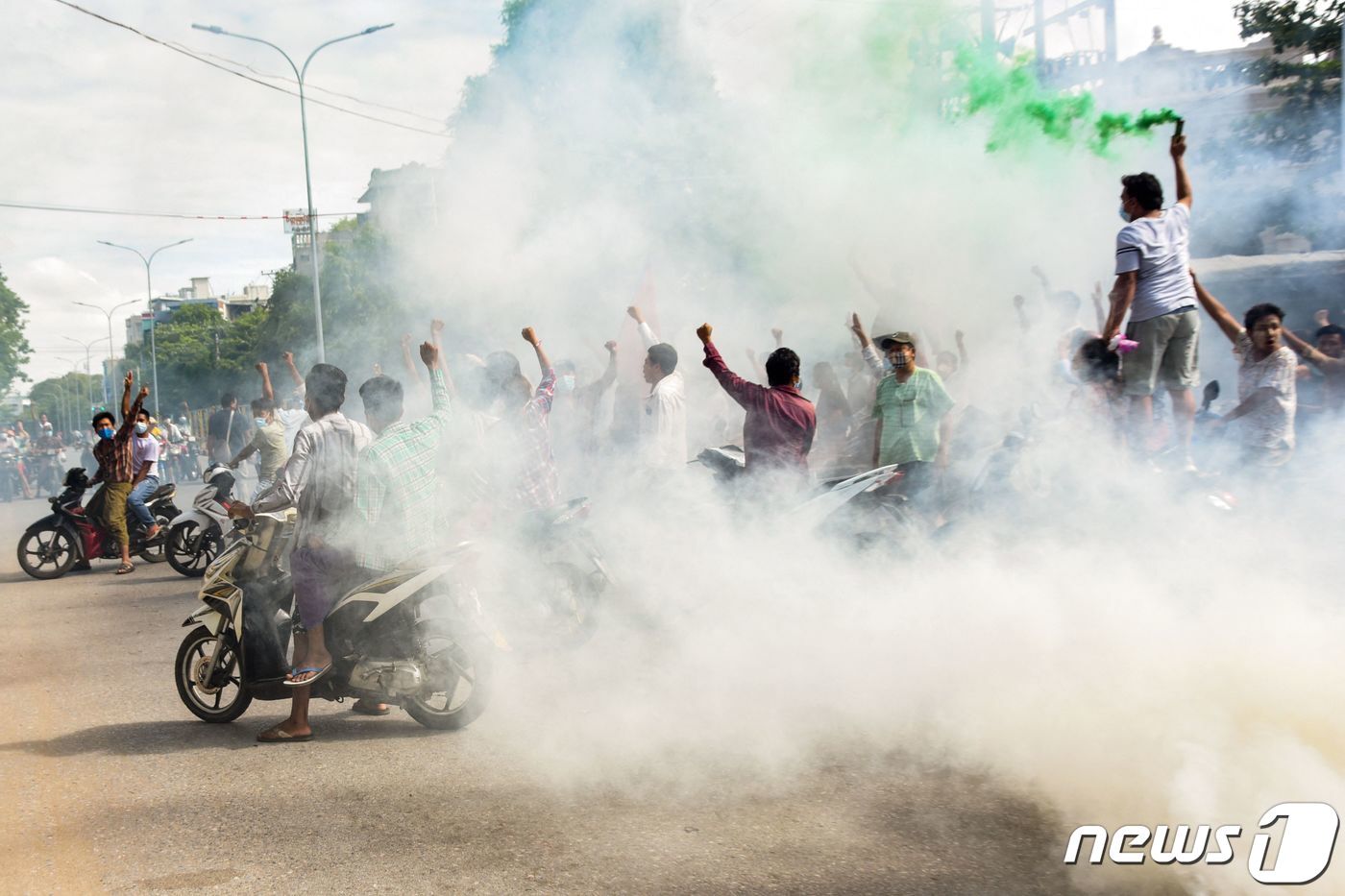 본문 이미지 - 시얀마 중부 사가잉에서 시민들이 군부 쿠데타 반대 시위에 참여하고 있다. ⓒ AFP=뉴스1 ⓒ News1 정윤영 기자