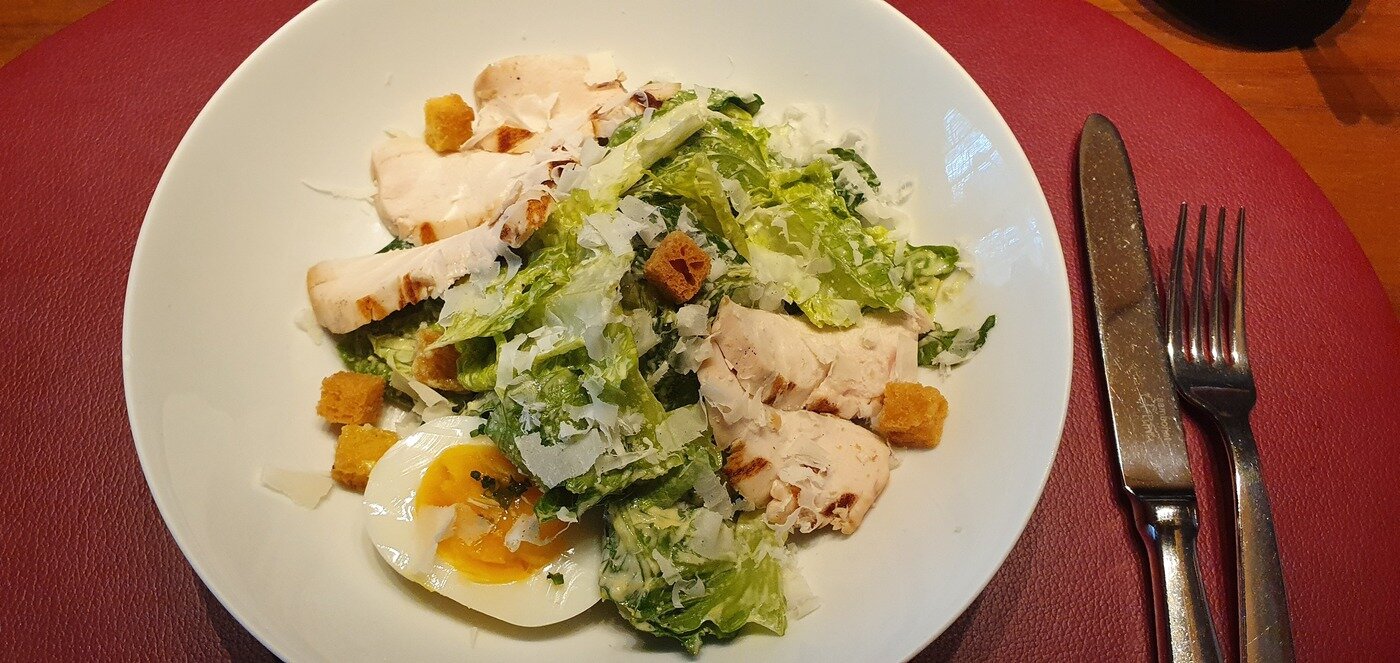 본문 이미지 - 서울 특급 호텔에서 선보이는 시저 샐러드. 조성관 작가 제공