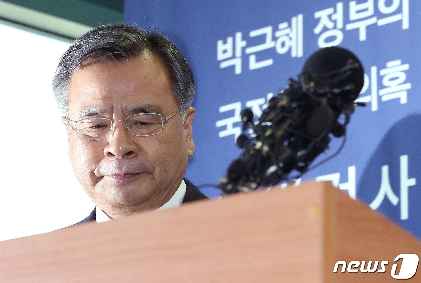 본문 이미지 - 박영수 전 특별검사. 사진은 박 특검이 지난 2017년 3월 6일 사무실에서 '최순실 국정농단' 의혹에 대한 최종 수사결과 발표를 위해 입장하는 모습. (뉴스1 DB) 2021.7.7/뉴스1
