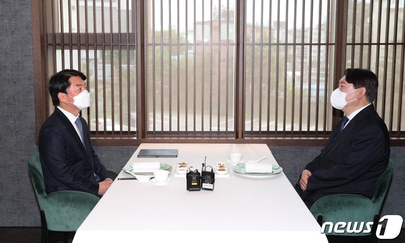 본문 이미지 - 안철수 국민의당 대표와 윤석열 전 검찰총장이 지난 7월 7일 서울 종로구 한 중식당에서 오찬 회동을 하고 있다. 2021.7.7/뉴스1 ⓒ News1 국회사진취재단