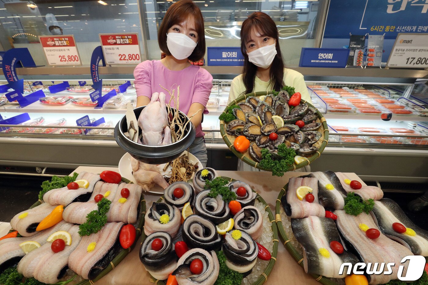 본문 이미지 - 7일 오전 이마트 성수점에서 모델들이 '초복 맞이 대표 보양식 행사'를 소개하고 있다. /뉴스1