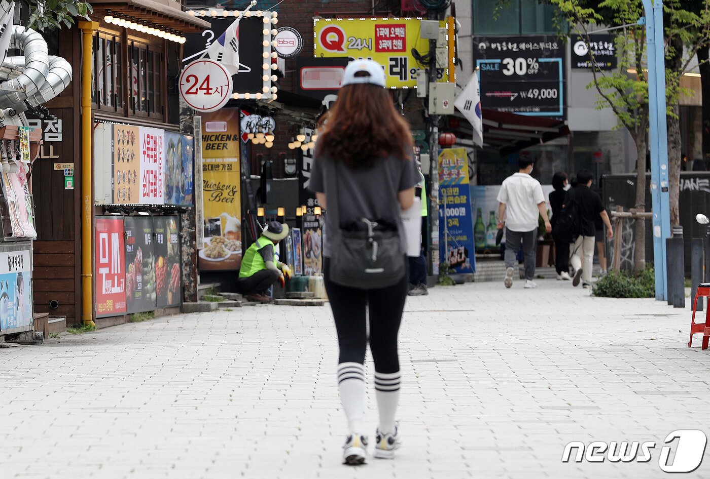 본문 이미지 - 7일 오후 서울 마포구 홍대거리의 한 식당과 노래방에 24시 영업 간판이 걸려있다. ⓒ News1 박세연 기자