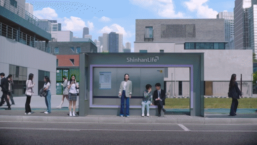 본문 이미지 - 신한라이프의 광고에서 춤을 추고 있는 가상인간 '로지' (신한라이프 유튜브 캡처) ⓒ 뉴스1