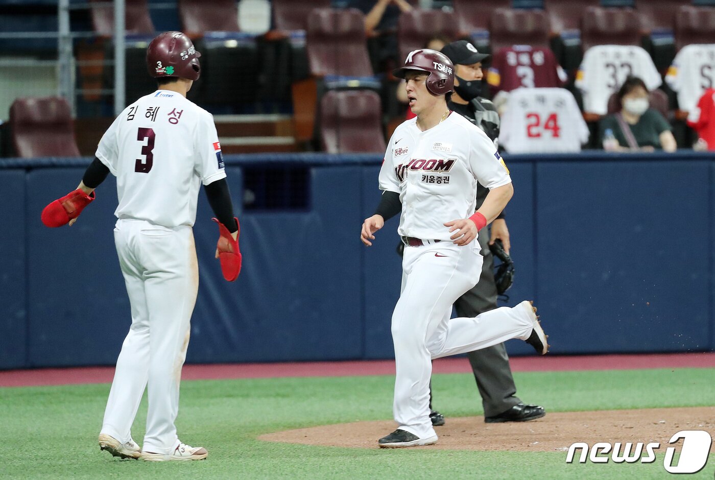 본문 이미지 - 7일 오후 서울 구로구 고척스카이돔에서 열린 '프로야구 2021 신한은행 SOL KBO리그' SSG 랜더스와 키움 히어로즈의 경기에서 1회말 투아웃 2,3루 상황 2루 주자 박동원이 SSG 서건창의 2타점 적시타에 홈인해 김혜성과 환호하고 있다. 2021.7.7/뉴스1 ⓒ News1 박세연 기자