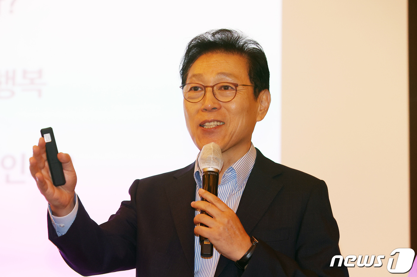 (서울=뉴스1) 조태형 기자 = 김태유 서울대 명예교수가 8일 오전 서울 중구 웨스틴조선호텔에서 열린 제252회 경총포럼에서 강연하고 있다. 2021.7.8/뉴스1