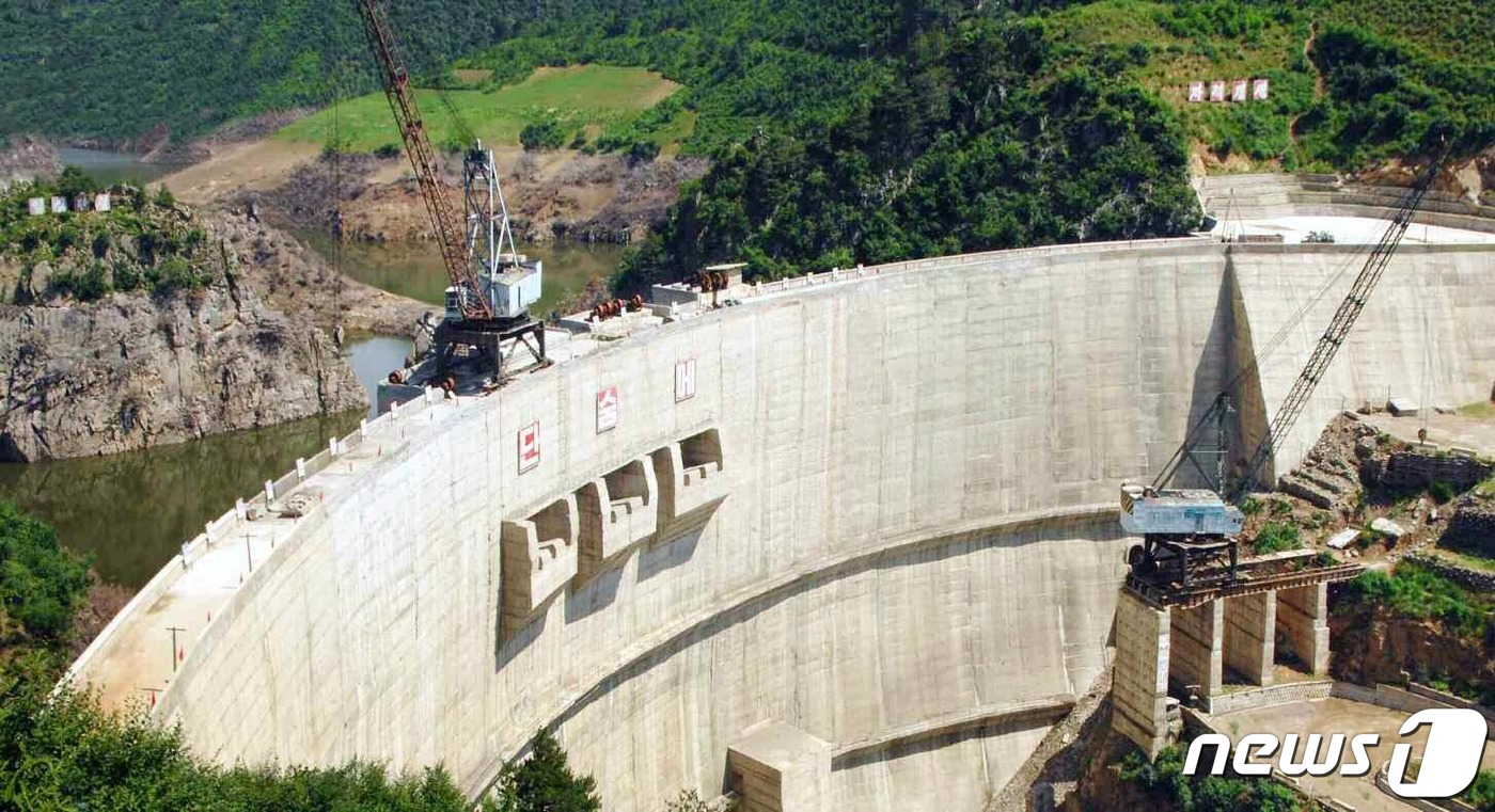 (평양 노동신문=뉴스1) = 북한 노동당 기관지 노동신문은 김일성 주석 사망 27주기를 맞은 8일 "단천발전소 건설을 최단기간에 완공할데 대한 당의 뜻을 받들고 산악 같이 떨쳐나선 …