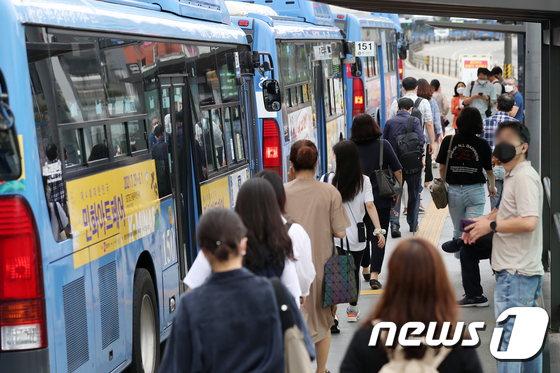 1275명, 코로나 발병 이후 최다…'2030+델타변이' 4차 대유행 화약고 - Vimarsana News