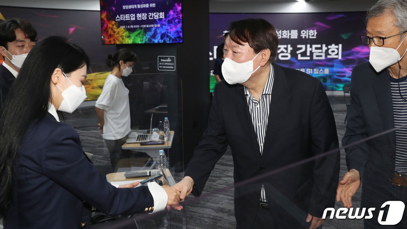 본문 이미지 - 윤석열 전 검찰총장이 8일 서울 강남구 역삼동 팁스타운에서 열린 스타트업 현장 간담회에서 스타트업 기업 대표들과 인사하고 있다. ⓒ News1 국회사진취재단