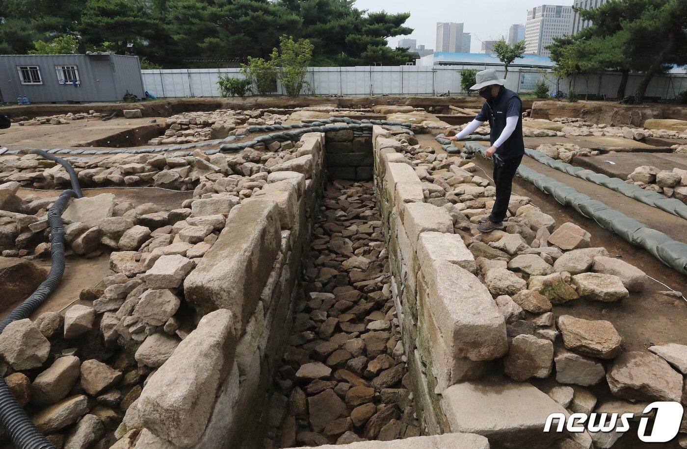 본문 이미지 - 문화재청 관계자가 8일 오전 서울 종로구 경복궁 동궁 남쪽 지역에서 발견된 현대 정화조와 유사한 시설을 갖춘 대형 화장실 유구를 언론에 공개하고 있다. 이번에 발굴된 화장실은 동궁 권역 중에서도 남쪽 지역에 위치하며 동궁과 관련된 하급 관리와 궁녀, 궁궐을 지키는 군인들이 주로 이용하였을 것으로 추정된다. 궁궐 내부에서 화장실 유구가 나온 것은 이번이 처음이다.  임세영 기자