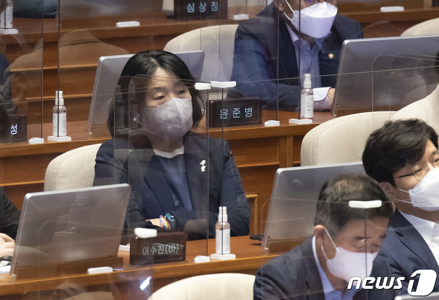 (서울=뉴스1) 이동해 기자 = 윤미향 무소속 의원이 가 8일 국회 본회의에 참석해 있다. 2021.7.8/뉴스1
