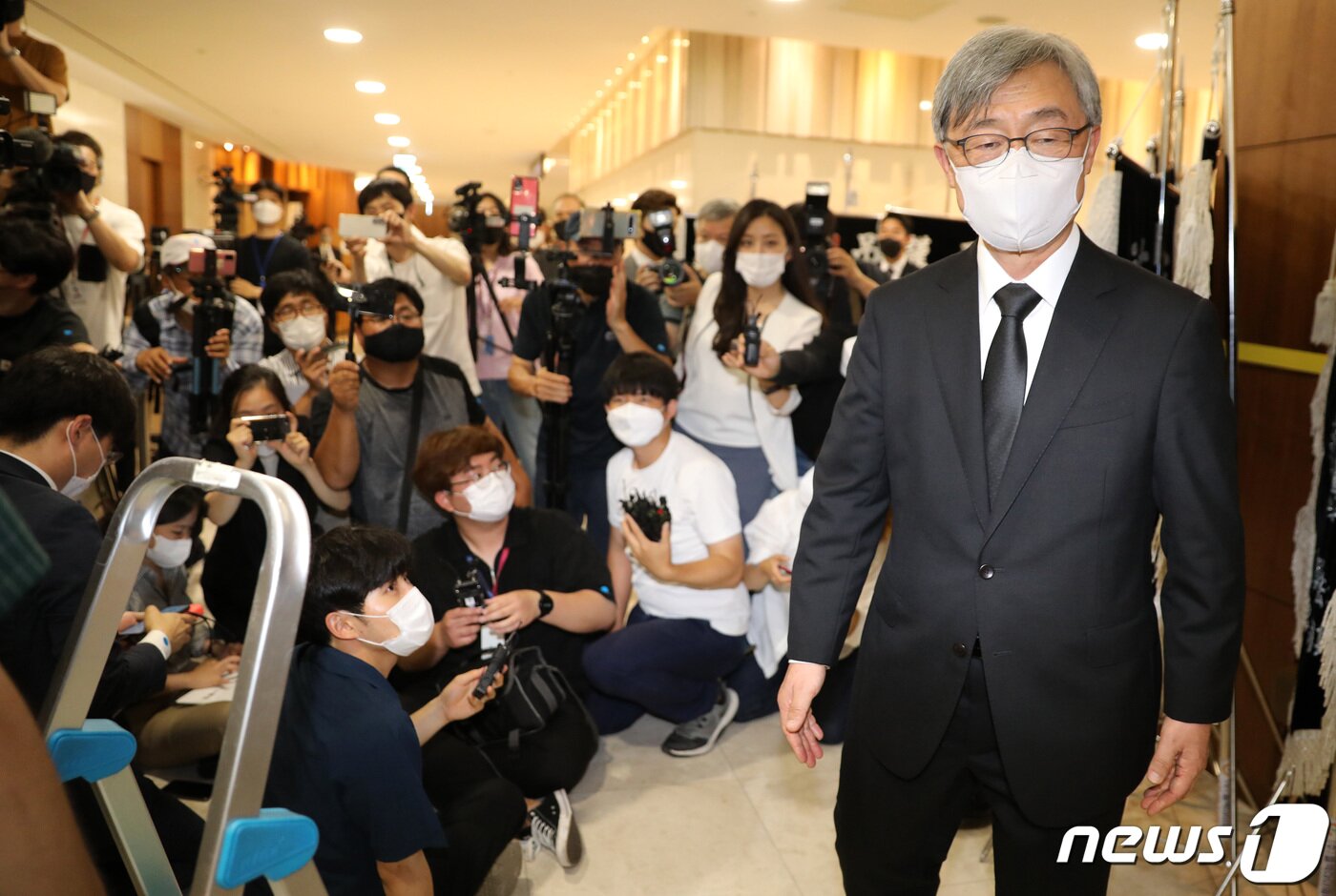 본문 이미지 - 최재형 전 감사원장이 8일 오전 서울 서대문구 연세대학교 세브란스병원 장례식장에 마련된 부친 최영섭 예비역 해군 대령 빈소 앞에서 윤석열 전 검찰총장이 빈소 조문을 마치고 자리를 뜨자 취재진을 만나 입장을 밝히고 있다. 이동해 기자