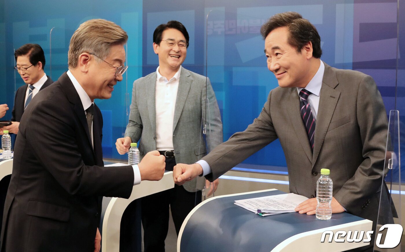 본문 이미지 - 8일 오후 서울 중구 TV조선 스튜디오에서 열린 더불어민주당 대선 예비후보 합동 TV토론회에서 이재명 후보와 이낙연 후보가 인사 나누고 있다. 2021.7.8/뉴스1 ⓒ News1 국회사진취재단