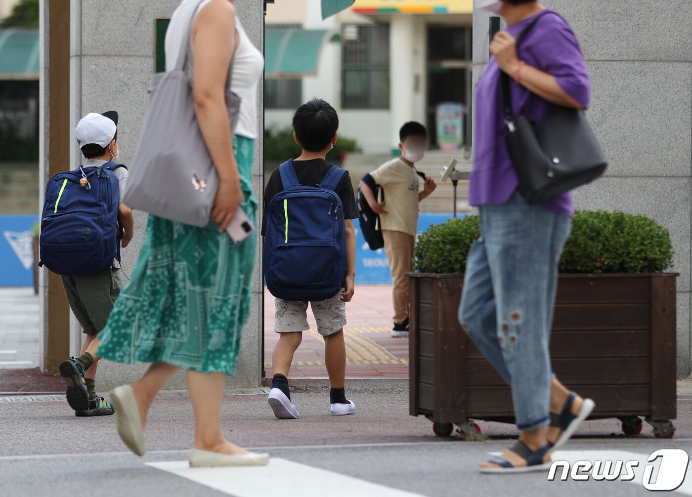 본문 이미지 - 정부가 수도권 거리두기 4단계 격상을 발표한 9일 오전 서울의 한 초등학교에서 아이들이 등교하고 있다. 코로나19 대유행 속 아이들의 등교가 계속되면서 우려의 목소리가 나오고 있다. 유은혜 사회부총리 겸 교육부 장관은 이날 오전 11시 정부서울청사에서 열리는 중앙재난안전대책본부 정례브리핑에서 등교 및 학교 방역 관련 대책을 발표한다. 이성철 기자