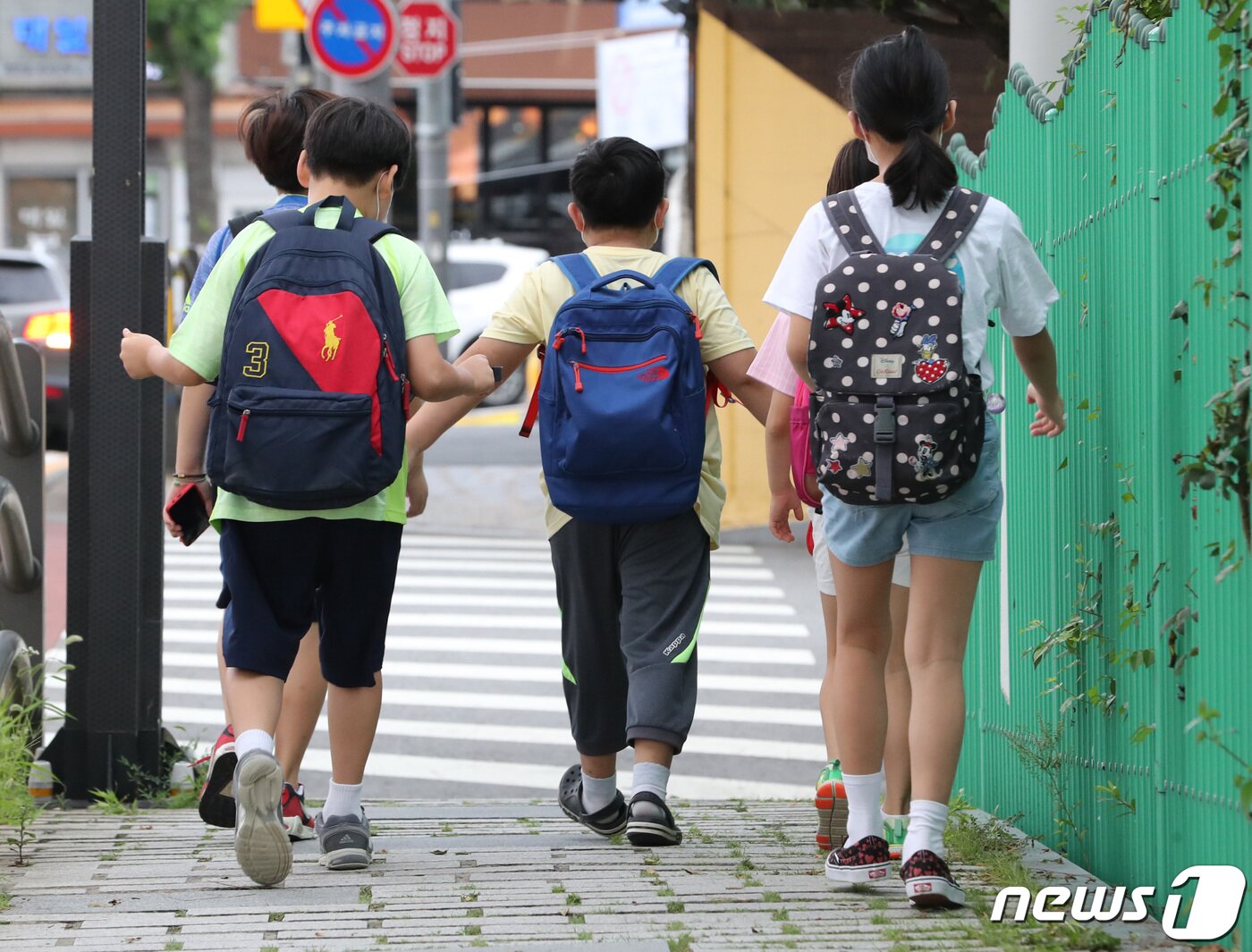 본문 이미지 - 정부가 수도권 거리두기 4단계 격상을 발표한 9일 오전 서울의 한 초등학교에서 아이들이 등교하고 있다. 코로나19 대유행 속 아이들의 등교가 계속되면서 우려의 목소리가 나오고 있다. 유은혜 사회부총리 겸 교육부 장관은 이날 오전 11시 정부서울청사에서 열리는 중앙재난안전대책본부 정례브리핑에서 등교 및 학교 방역 관련 대책을 발표한다. 이성철 기자