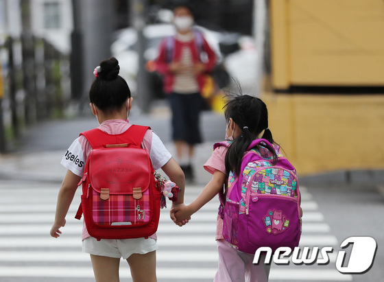 수도권 학교 14일부터 '전면 원격수업'…돌봄교실은 운영 - Vimarsana News