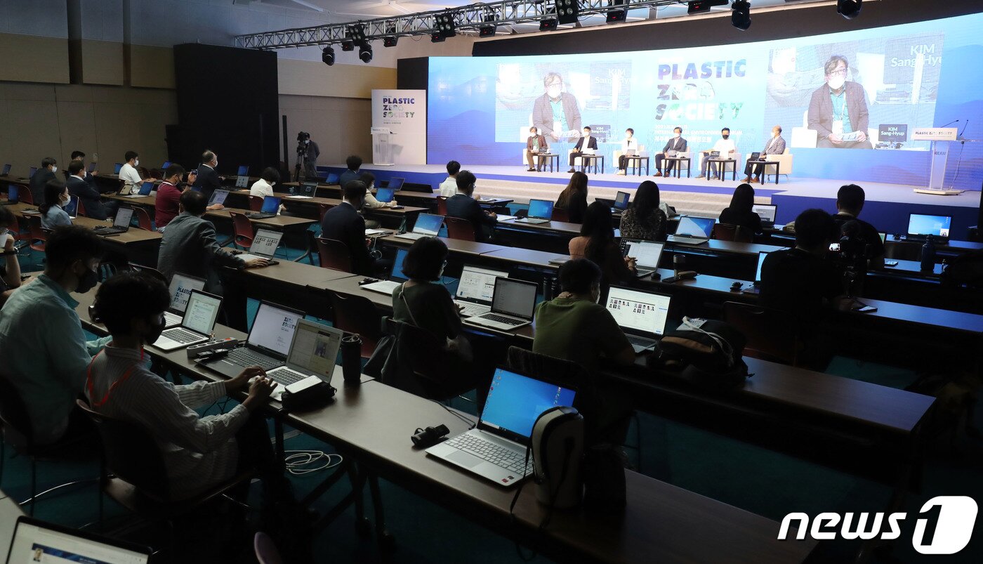 본문 이미지 - 2021 제주플러스 국제환경포럼에서 '플라스틱 저감을 위한 기업의 역할'을 주제로 하는 기업가 세션이 진행되고 있다. 이번 포럼은 제주도와 한국환경공단, 뉴스1이 공동 주최하고, 한국환경공단과 제주연구원, 뉴스1 제주본부가 공동 주관, 환경부가 후원했다. 2021.7.9/뉴스1 ⓒ News1 오현지 기자