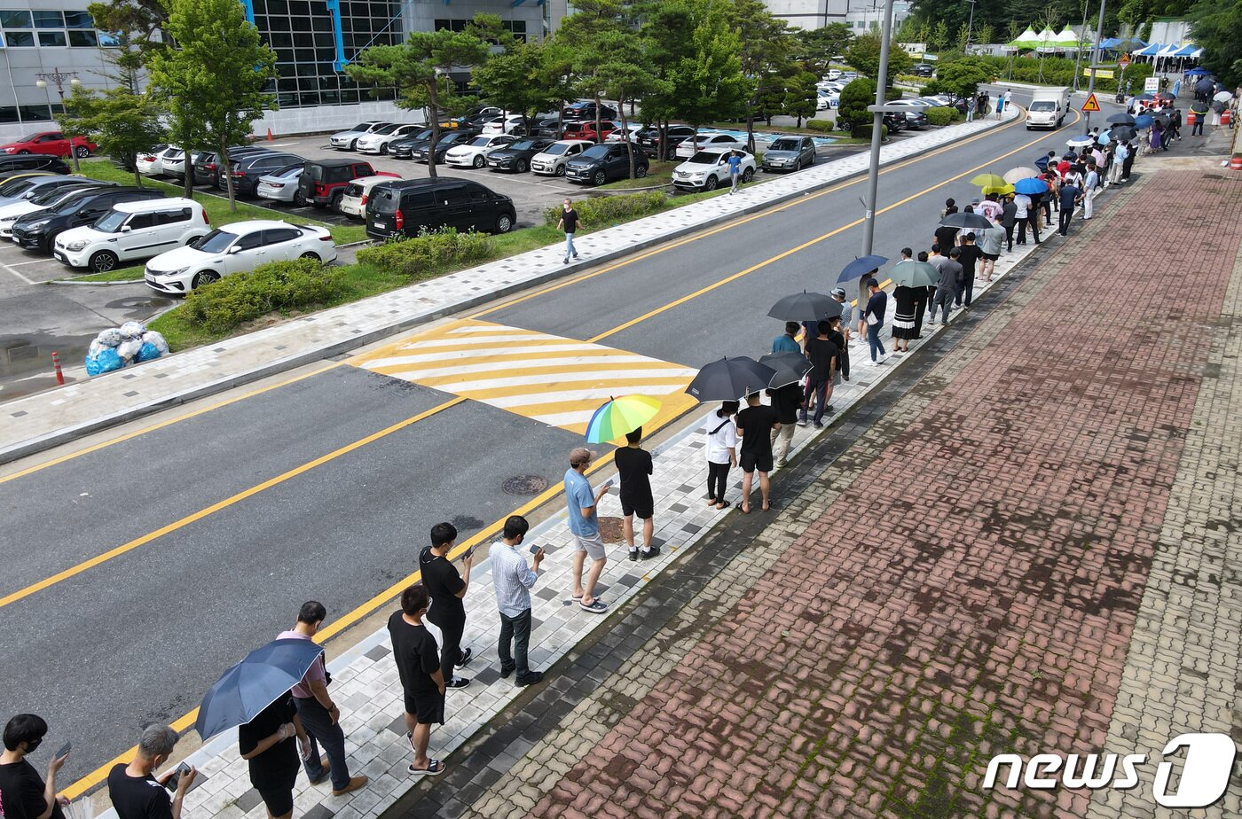 본문 이미지 - 9일 오전 대전 유성구 엑스포 과학공원 선별진료소에 신종 코로나바이러스 감염증(코로나19) 검사를 받으려는 사람들이 차례를 기다리고 있다. 대전 신세계 사이언스콤플렉스 공사현장에서 공사장 근로자가 코로나19가 확진돼 공사현장 근로자 3천여명이 검사에 들어갔다. 김기태 기자