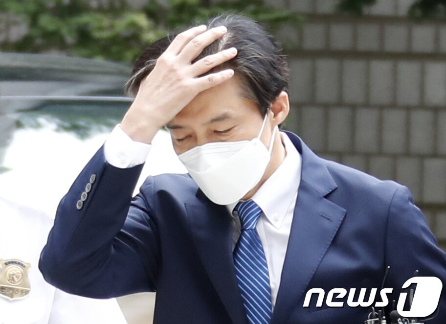 본문 이미지 - 조국 전 법무부 장관이 9일 서울 서초구 중앙지방법원에서 열린 공판에 출석하고 있다. . 2021.7.9/뉴스1 ⓒ News1 권현진 기자