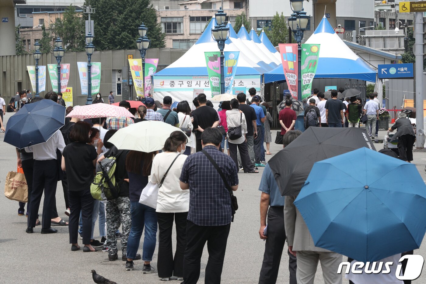 본문 이미지 - 9일 오후 서울 중구 서울역광장에 마련된 임시선별진료소를 찾은 시민들이 신종 코로나바이러스 감염증(코로나19) 검체검사를 받기 위해 줄을 서 있다. 코로나19 일일 신규 확진자가 9일 0시 기준 1316명을 기록해 전날 최다 기록인 1275명을 하루 만에 뛰어넘었다. 이에 정부는 오는 12일부터 2주간 수도권 지역의 거리두기를 최고 단계인 4단계를 적용해 시행하며 4단계가 적용되면 사적모임은 오후 6시 이전에는 4인, 6시 이후 2인까지만 허용된다. 신웅수 기자