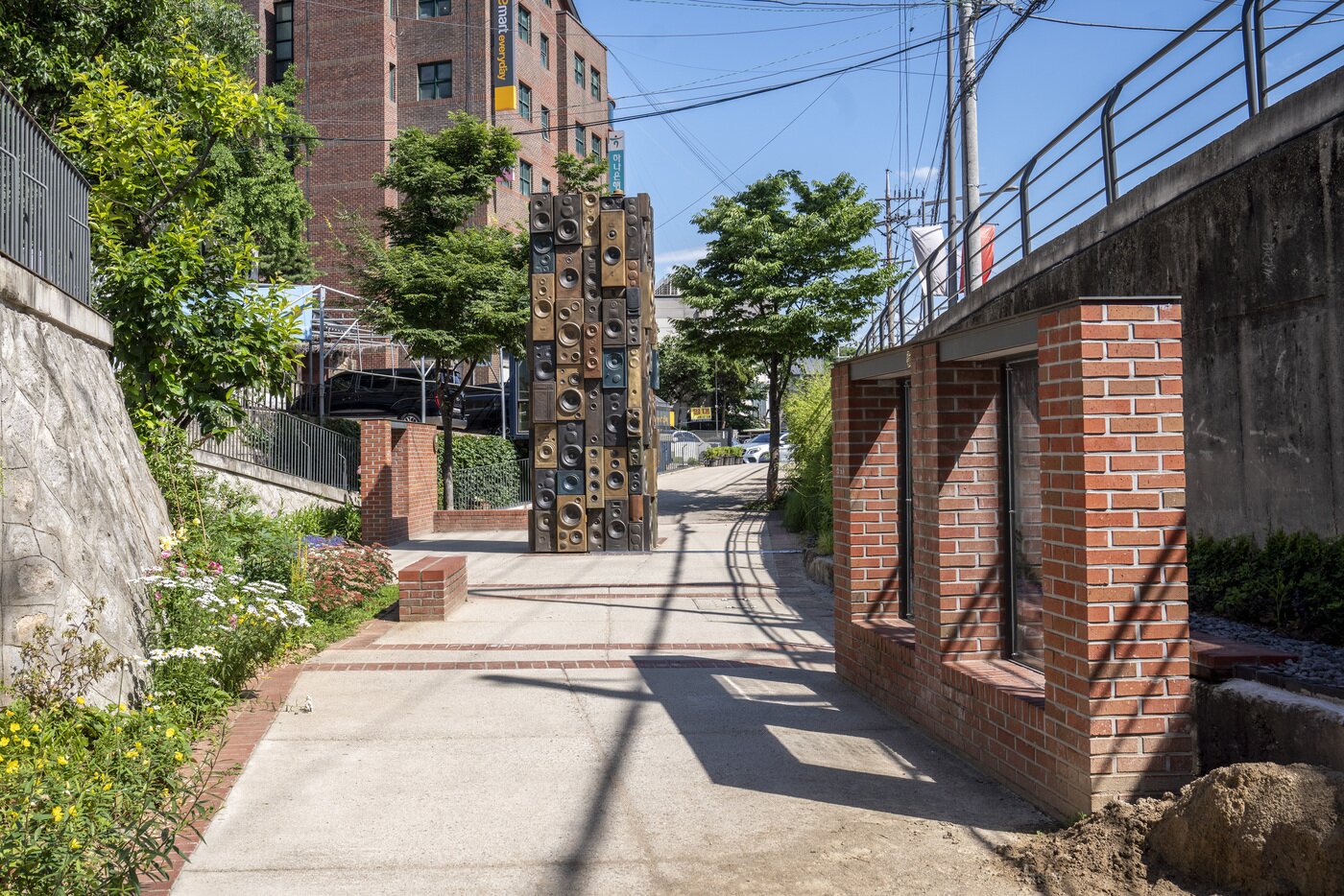 본문 이미지 - 성북구립미술관이 주관하는 공공미술 프르젝트 '거리갤러리'가 복자교 아래에 조성돼 있다. 현재 김승영 작가의 '바람의 소리'전이 전시 중이다. 서울관광재단 제공