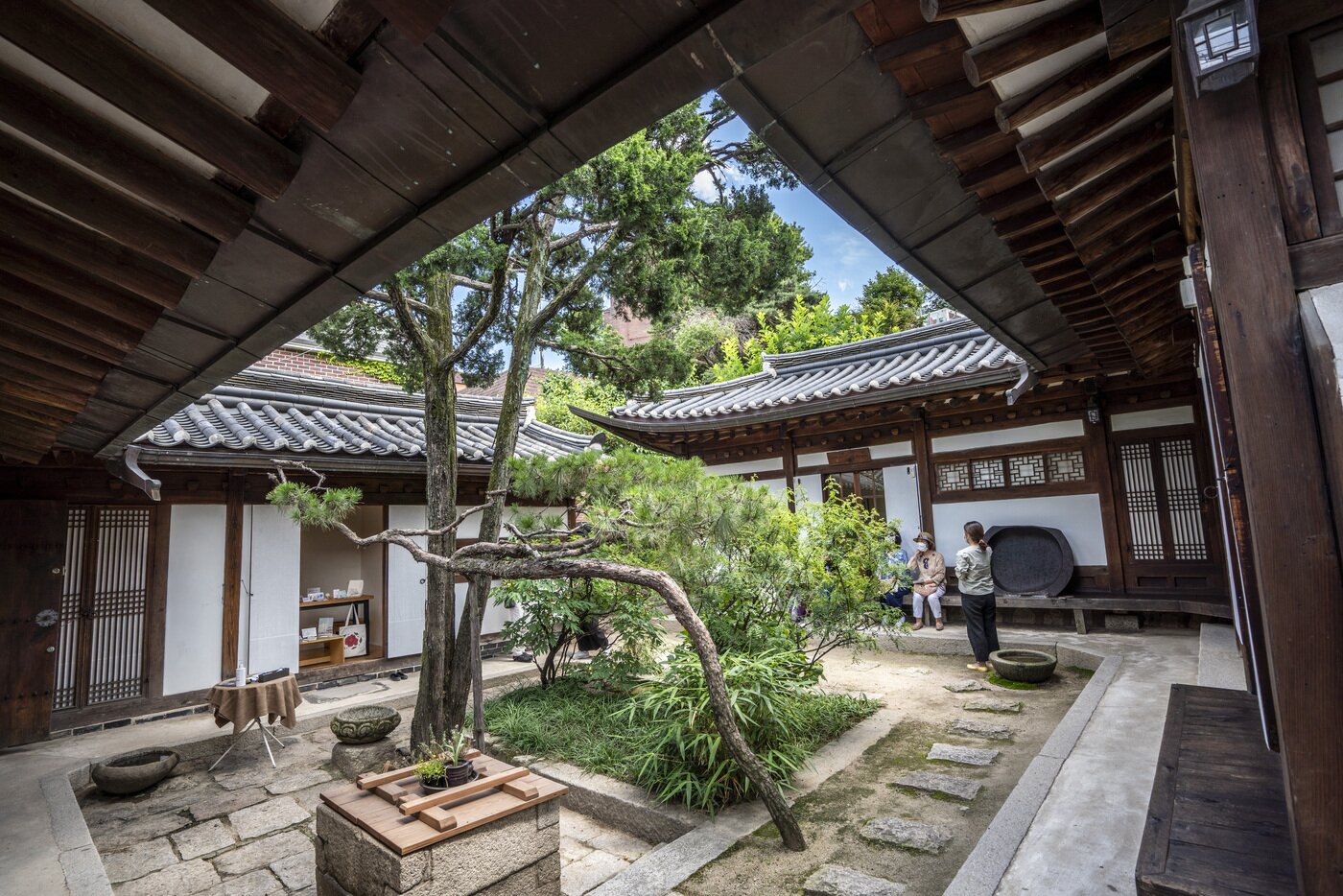 본문 이미지 - 최순우옛집 안채에서 자원활동가가 관람객에게 최순우의 생애와 옛집에 관해 해설해 주고 있다. 서울관광재단 제공