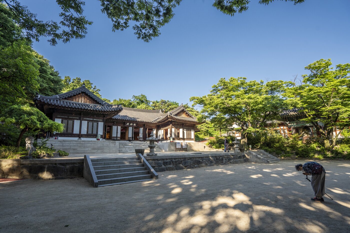 본문 이미지 - 길상사 방문객이 극락전 앞에서 예불을 드리고 있다. 서울관광재단 제공