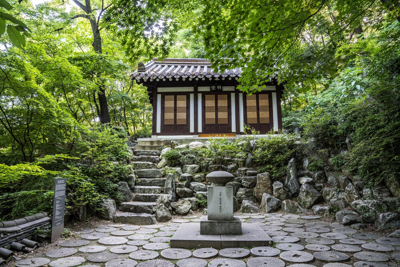 본문 이미지 - 길상사 경내에 공덕주 김영한의 사당과 공덕비가 세워져 있다. 서울관광재단 제공