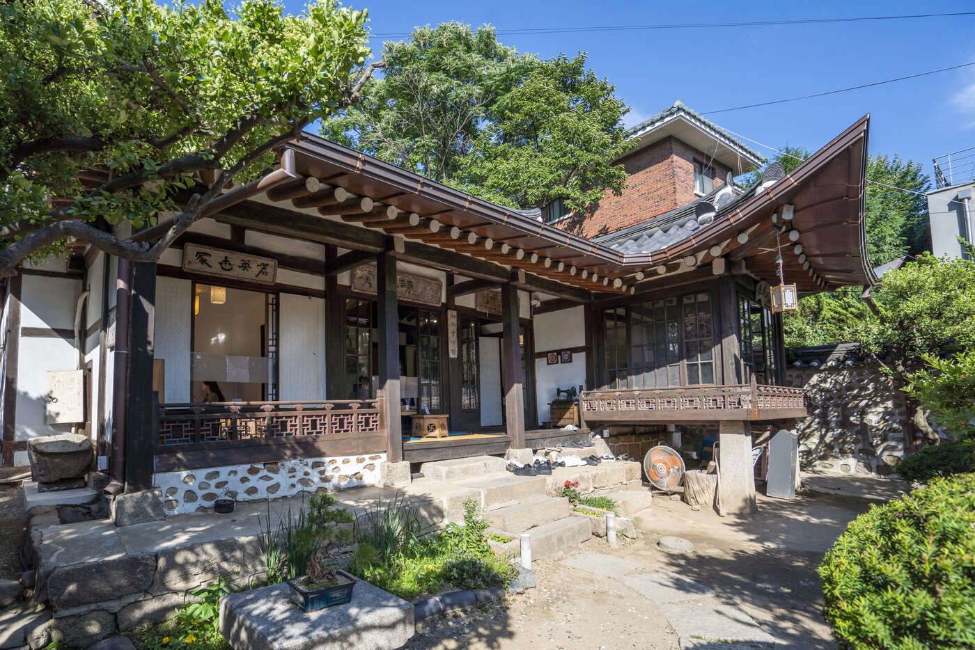 본문 이미지 - 수연산방은 1900년대 개량한옥으로서 건물 한 채에 사랑채와 안채가 함께 지어져 있다. 오른쪽 누마루가 사랑방 역할을 했다. 서울관광재단 제공