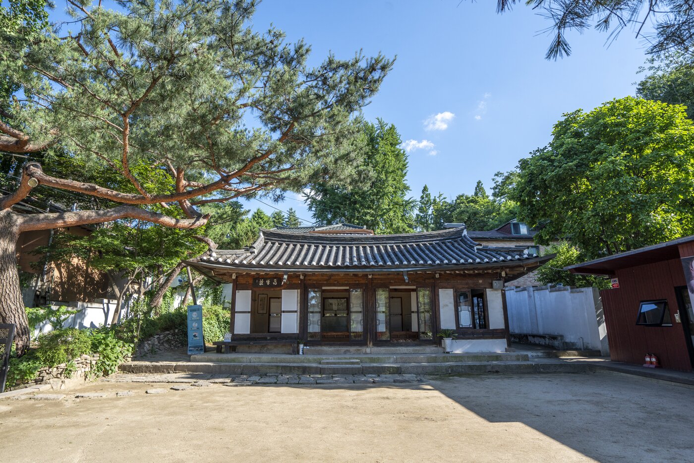 본문 이미지 - 만해 한용운이 말년을 보냈던 심우장의 단출한 모습. 만해는 방에 불을 지피지 않고 냉방에서 생활했다. 서울관광재단 제공