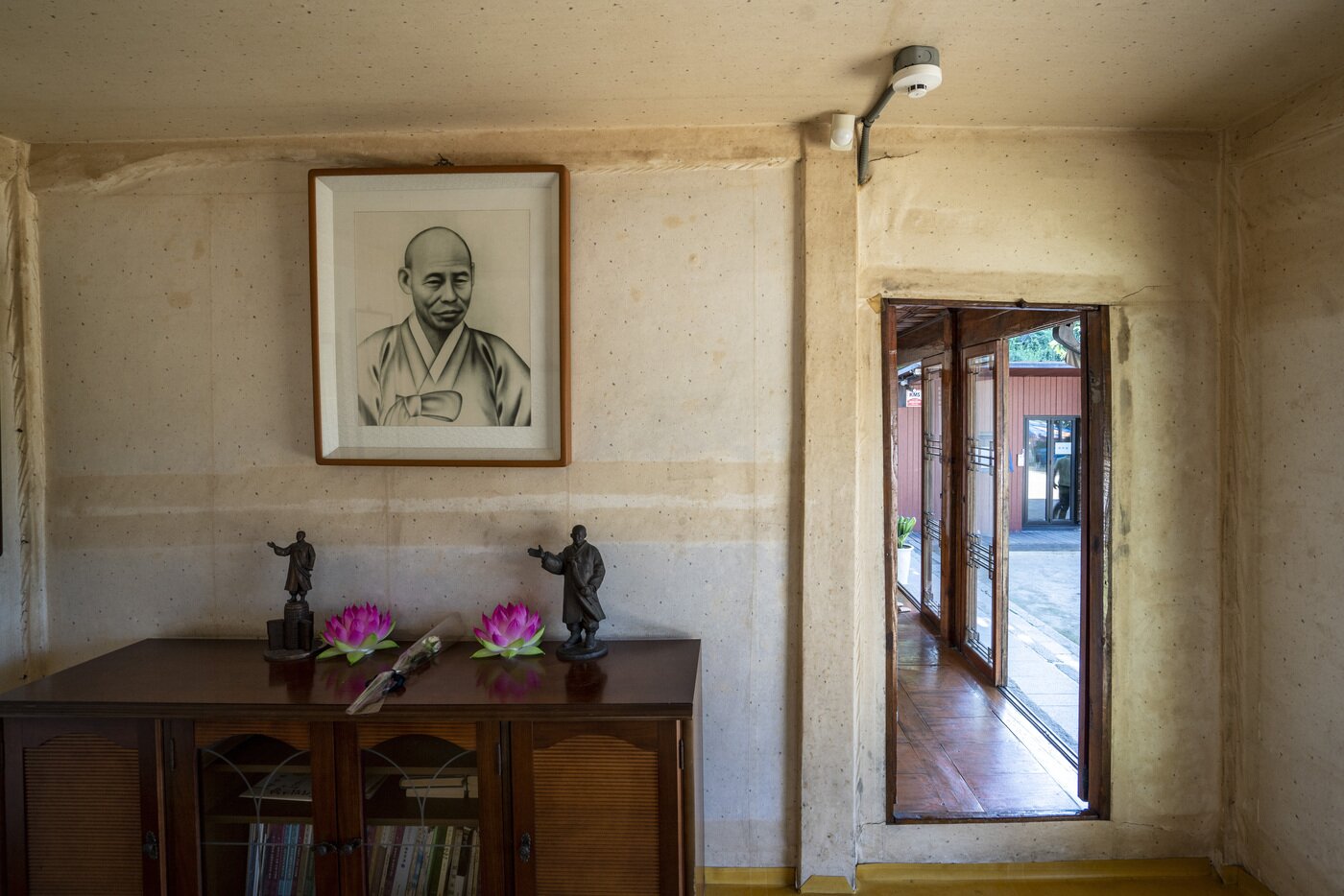 본문 이미지 - 만해가 서재로 사용했던 온돌방에 만해의 초상화가 걸려 있다. 서울관광재단 제공