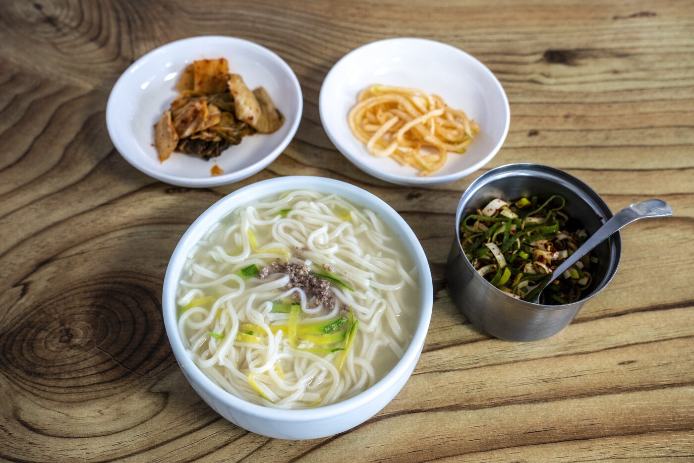 본문 이미지 - 성북동 누들거리의 원조 격인 국시집의 손칼국수. 면을 삶아 건진 후 육수에 담아내는 건진국수 스타일의 칼국수다. 고깃국물인데도 빛깔과 맛이 매우 깔끔하다. 서울관광재단 제공