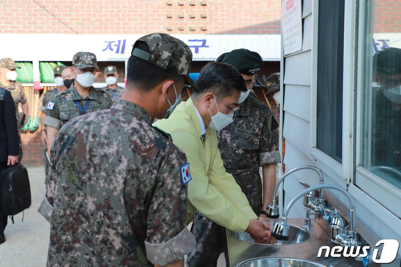 본문 이미지 - 서욱 국방부 장관(노란색 점퍼)이 코로나19 방역태세 긴급 현장지도를 지난 9일 충남 논산 소재 육군훈련소를 방문했다. (국방부 제공) 2021.7.9/뉴스1