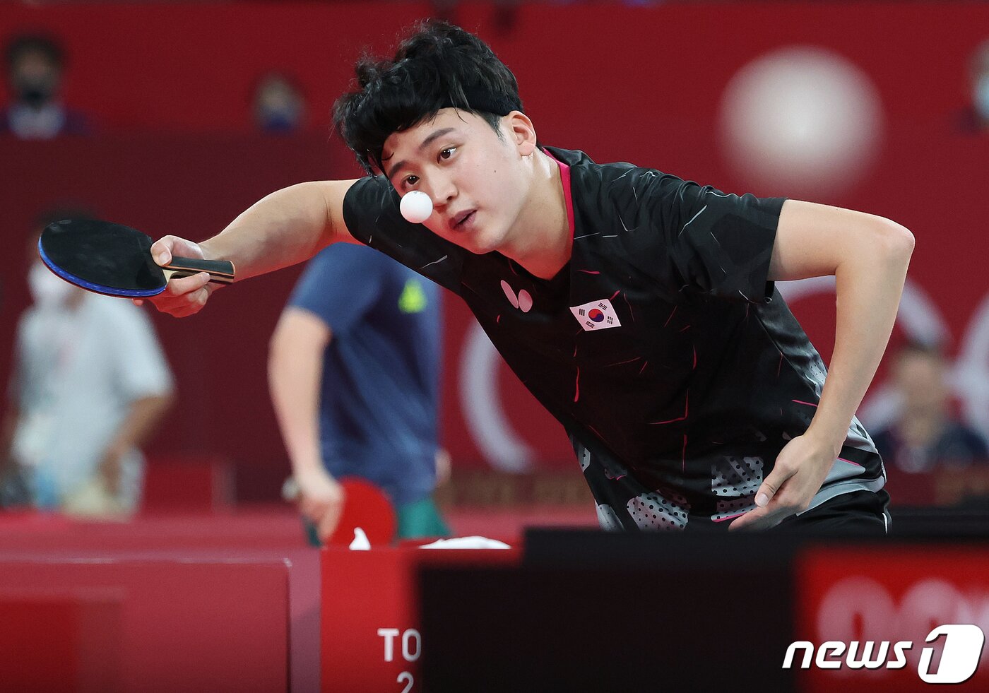 본문 이미지 - 남자 탁구 대표팀 정영식이 1일 오전 일본 도쿄체육관에서 열린 '2020 도쿄올림픽' 남자 탁구 단체전 슬로베니아와의 경기에서 공격을 하고 있다. 2021.8.1/뉴스1 ⓒ News1 이재명 기자