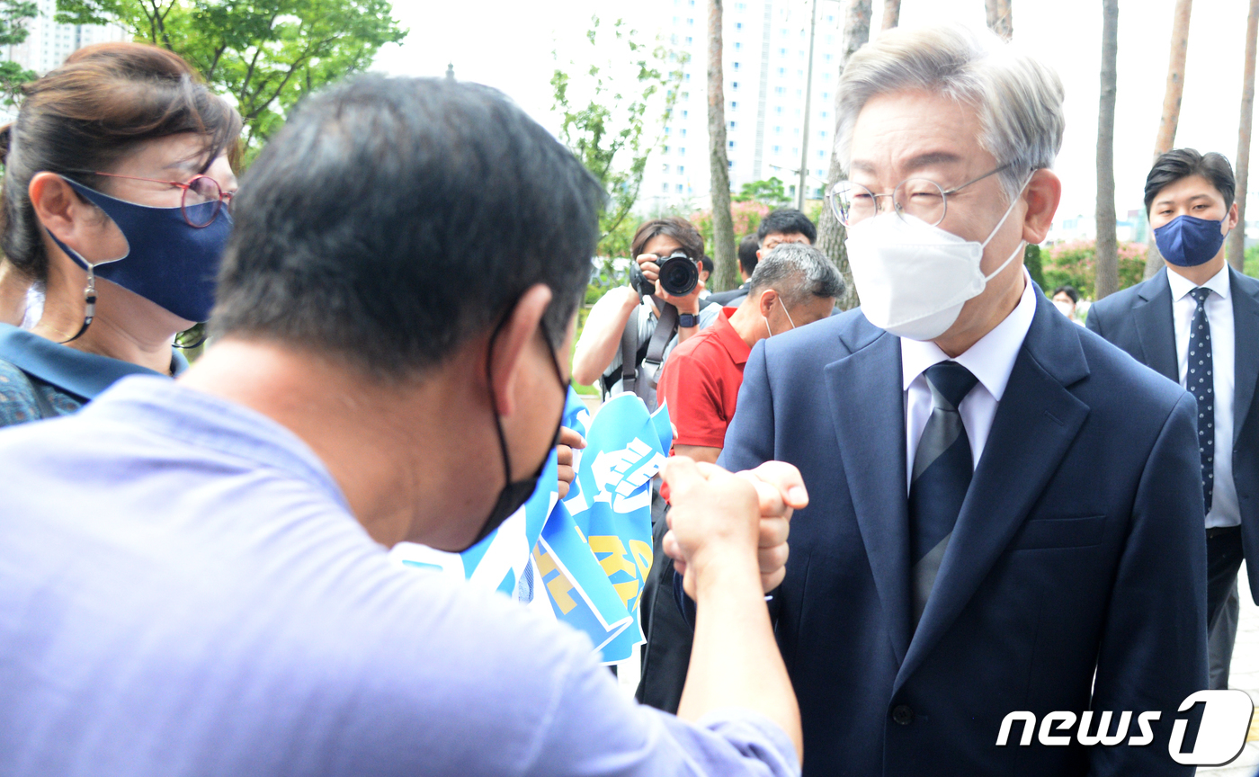 (전주=뉴스1) 유경석 기자 = 더불어민주당 대권 주자인 이재명 경기지사가 1일 전북 전주시 전북도의회에서 열린 기자간담회에 앞서 지지자들과 인사를 하고 있다. 2021.8.1/뉴 …