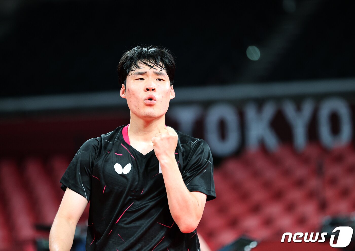 본문 이미지 - 남자 탁구 대표팀 장우진이 1일 오후 일본 도쿄체육관에서 열린 '2020 도쿄올림픽' 남자 탁구 단체전 슬로베니아와의 경기에서 8강 진출을 확정지은 후 기뻐하고 있다. 2021.8.1/뉴스1 ⓒ News1 이재명 기자