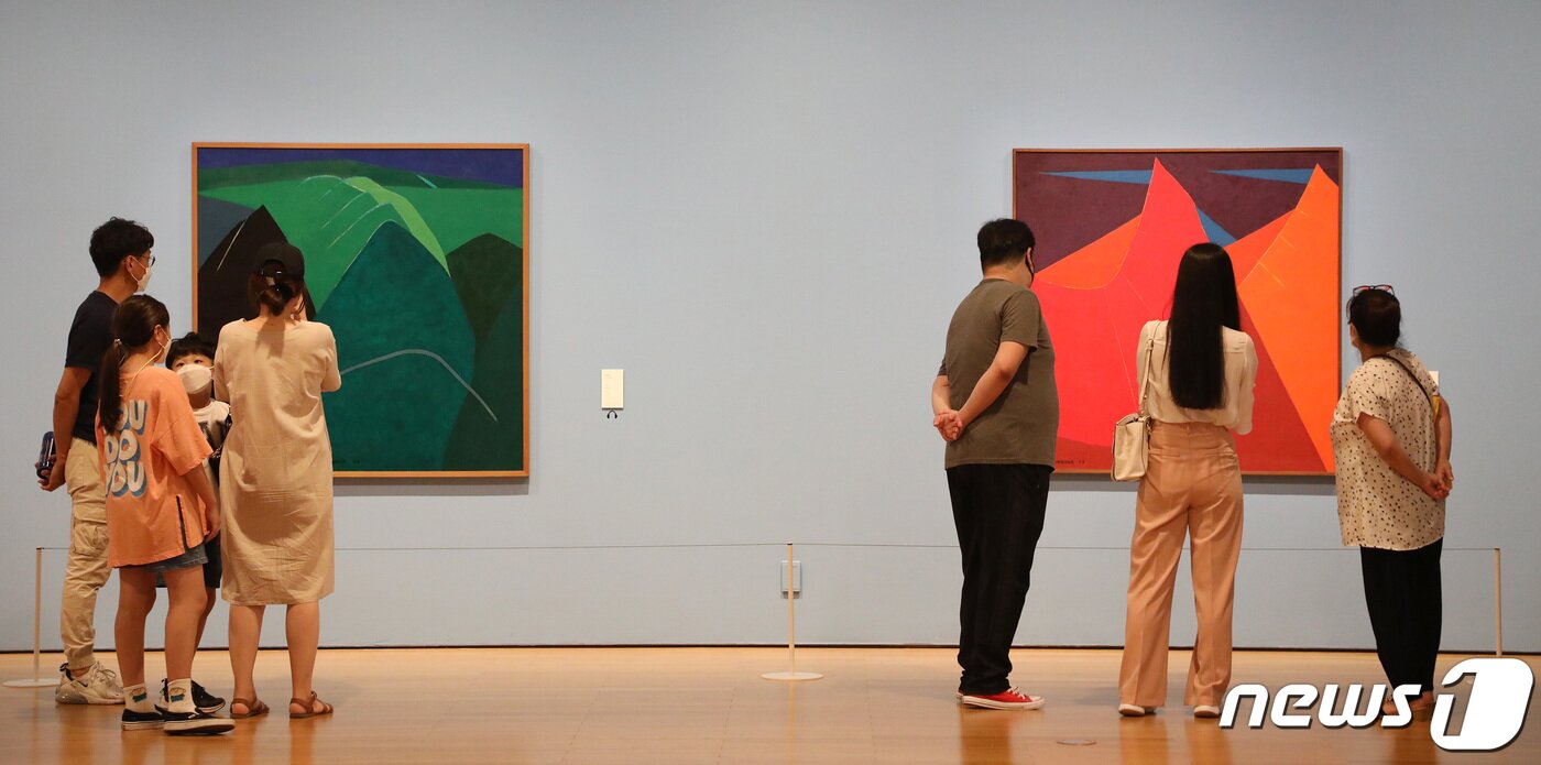 본문 이미지 - 1일 오후 대구미술관을 찾은 관람객들이 이건희 컬렉션 특별전 '웰컴 홈 : 향연饗宴'을 관람하고 있다. 2021.8.1/뉴스1 ⓒ News1 공정식 기자