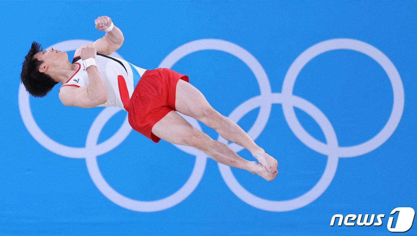 본문 이미지 - 2021년 개최된 2020 도쿄 올림픽 기계체조 남자 마루운동 결선에서 연기를 펼치고 있는 김한솔. 2021.8.1/뉴스1 ⓒ News1 이재명 기자