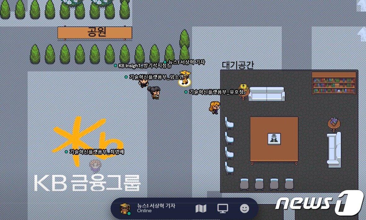 본문 이미지 - KB국민은행의 메타버스 플랫폼 'KB금융타운'의 '메인홀' 모습(게더타운 실행화면 캡처)ⓒ 뉴스1