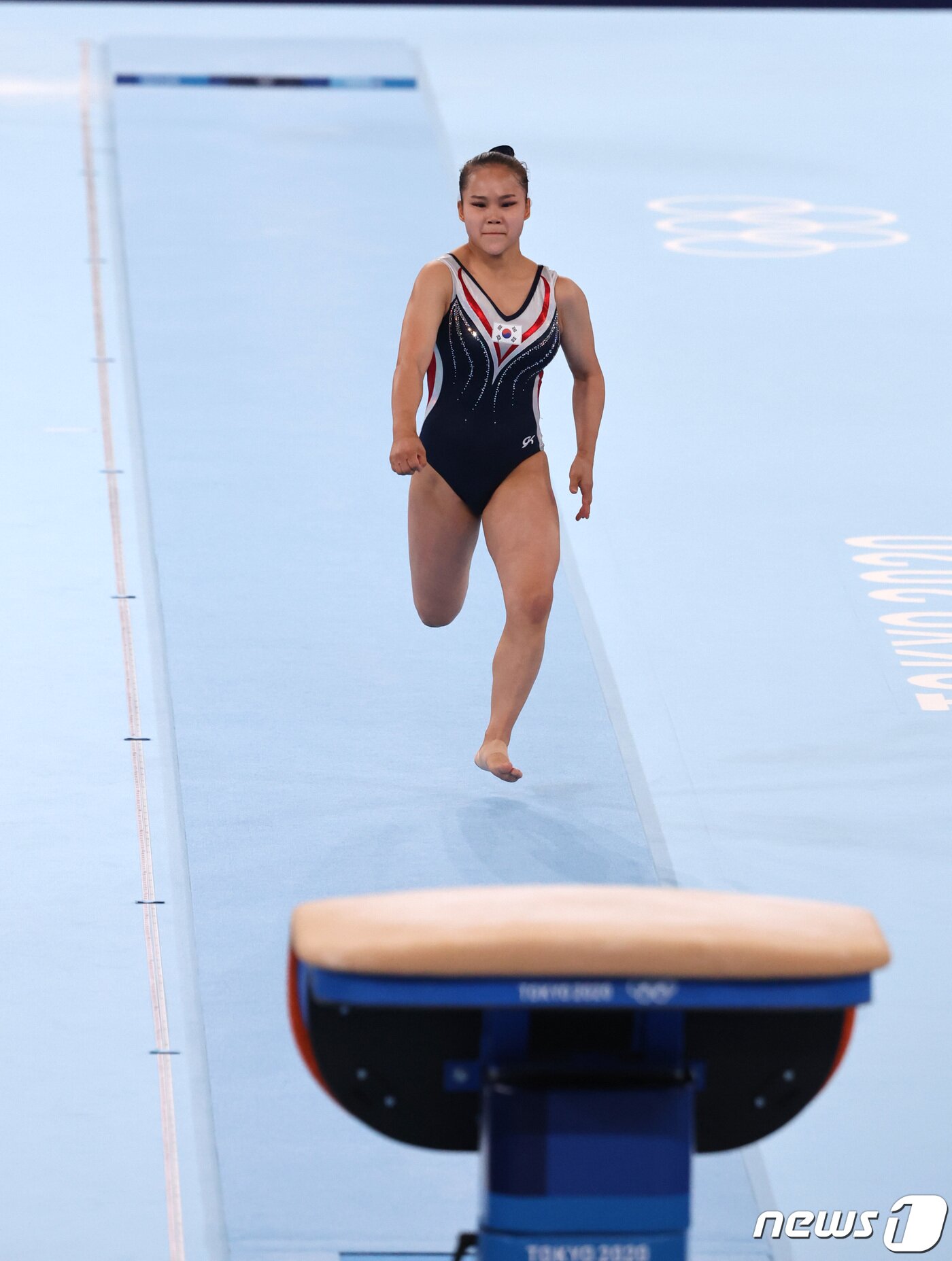 본문 이미지 - 대한민국 체조 여서정이 1일 오후 일본 도쿄 아리아케 체조경기장에서 열린 '2020 도쿄올림픽' 여자 도마 결승에서 연기를 펼치고 있다. 2021.8.1/뉴스1 ⓒ News1 이재명 기자