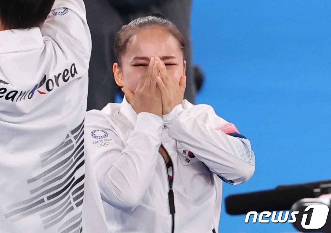 본문 이미지 - 대한민국 체조 여서정이 1일 오후 일본 도쿄 아리아케 체조경기장에서 열린 '2020 도쿄올림픽' 여자 도마 결승에서 동메달을 확정짓자 기뻐하고 있다. 2021.8.1/뉴스1 ⓒ News1 이재명 기자