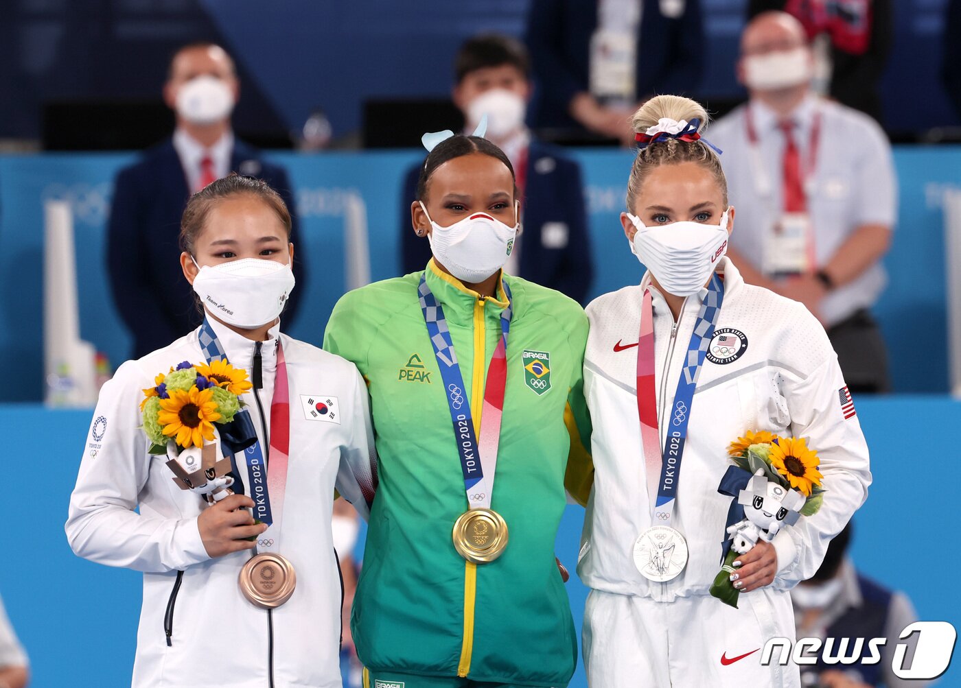 본문 이미지 - 대한민국 체조 여서정이 1일 오후 일본 도쿄 아리아케 체조경기장에서 열린 '2020 도쿄올림픽' 여자 도마 결승에서 동메달을 확정짓고 시상대에 오르고 있다. 2021.8.1/뉴스1 ⓒ News1 이재명 기자