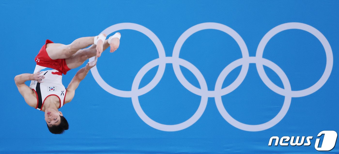 본문 이미지 - 2020 도쿄 올림픽 남자 마루운동 결선에서 연기를 펼치고 있는 류성현. 2021.8.1/뉴스1 ⓒ News1 이재명 기자