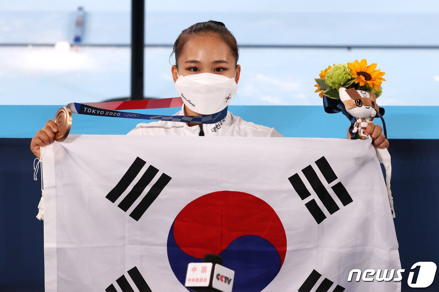 본문 이미지 - 대한민국 체조 여서정이 1일 오후 일본 도쿄 아리아케 체조경기장에서 열린 '2020 도쿄올림픽' 여자 도마 결승에서 동메달을 거머쥐고 기뻐하고 있다. 2021.8.1/뉴스1 ⓒ News1 이재명 기자