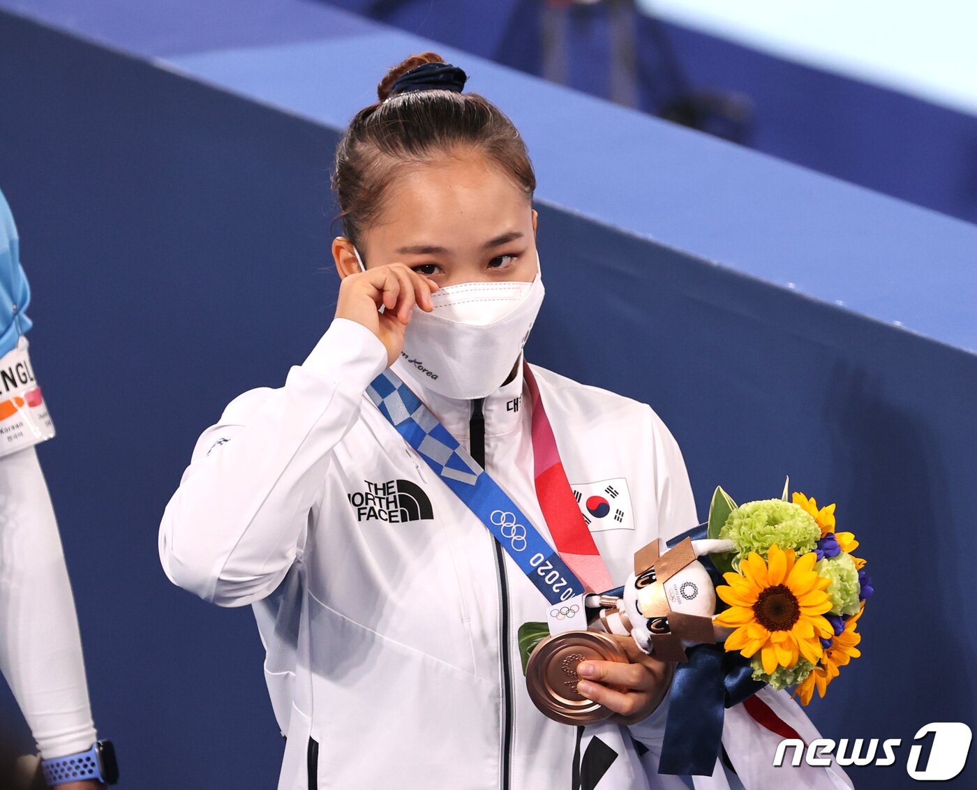 본문 이미지 - 대한민국 체조 여서정이 1일 오후 일본 도쿄 아리아케 체조경기장에서 열린 '2020 도쿄올림픽' 여자 도마 결승에서 동메달을 거머쥐고 기뻐하고 있다. 2021.8.1/뉴스1 ⓒ News1 이재명 기자