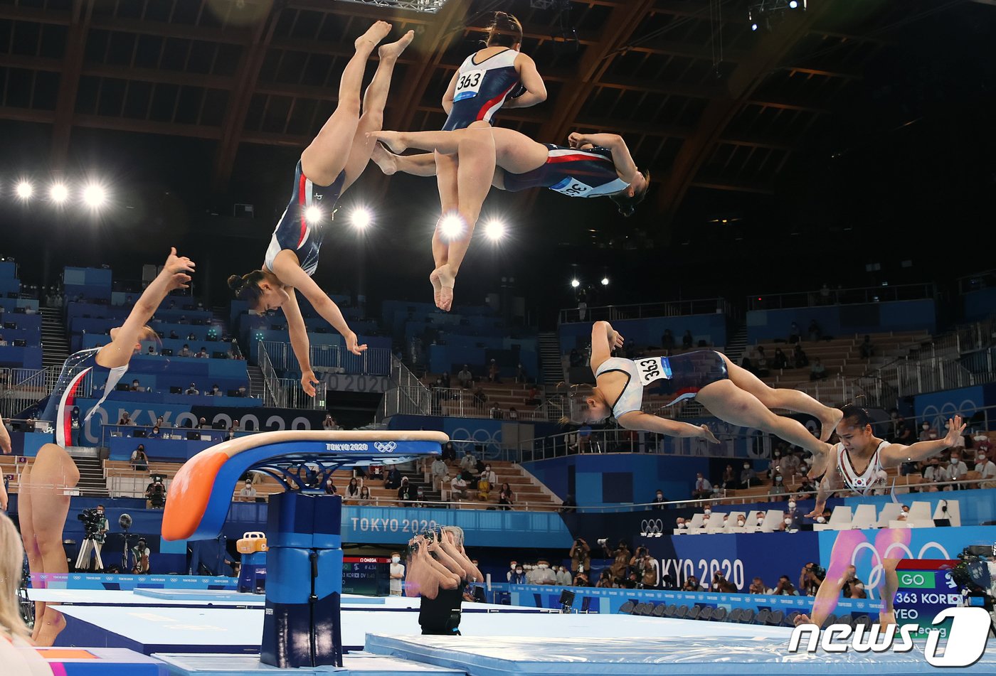 대한민국 체조 여서정이 1일 오후 일본 도쿄 아리아케 체조경기장에서 열린 &#39;2020 도쿄올림픽&#39; 여자 도마 결승에서 연기를 펼치고 있다. &#40;다중노출 촬영&#41; 2021.8.1/뉴스1 ⓒ News1 이재명 기자